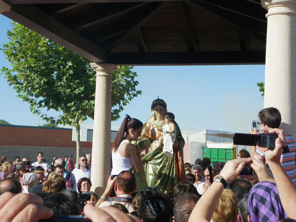 Miles de personas asistieron ayer a la traída de la Virgen de Manjavacas en Mota del Cuervo