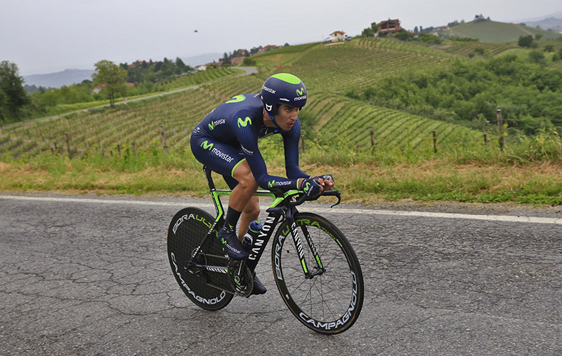 José Herrada cumple en una crono que deja sin maglia rosa a su compañero Nairo Quintana