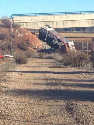 Un camión choca con el talud de un puente en la N-301 en Mota y trasladan al conductor al Mancha Centro