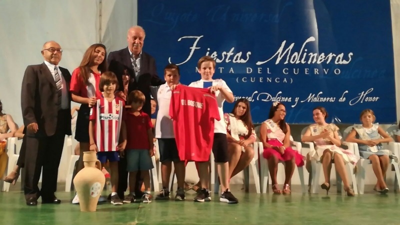 Las peñas futboleras de Mota del Cuervo homenajearon a Vicente del Bosque