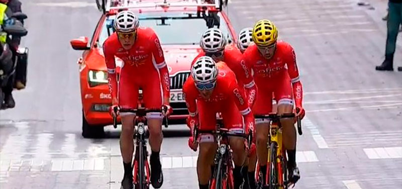 Los hermanos Herrada entran con el pelotón en la tercera etapa de la Vuelta al País Vasco