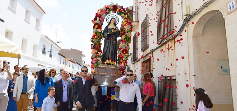 El barrio de Santa Rita se engalanó para celebrar las fiestas en honor a su Patrona