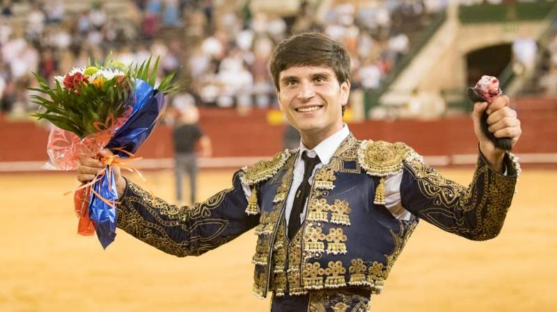 Javier Camps, de la Escuela de Valencia, corta la única oreja de la sin caballos en Valencia