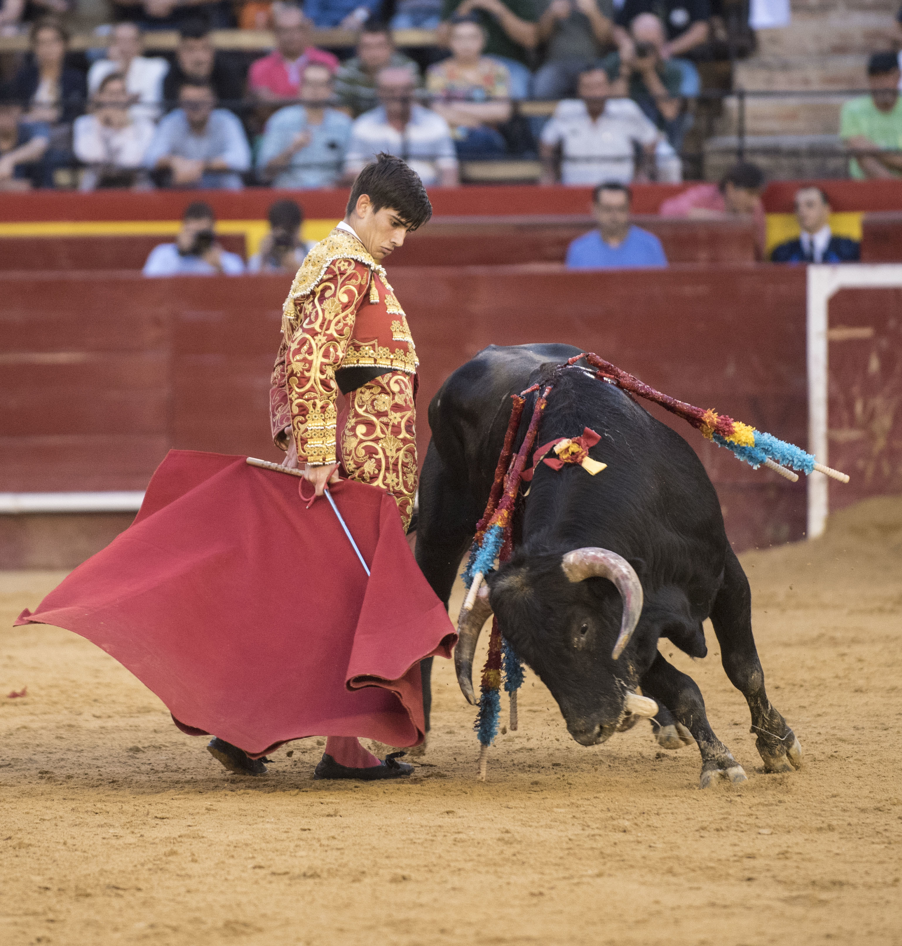 Javier Camps, de la Escuela de Valencia, corta la única oreja de la sin caballos en Valencia