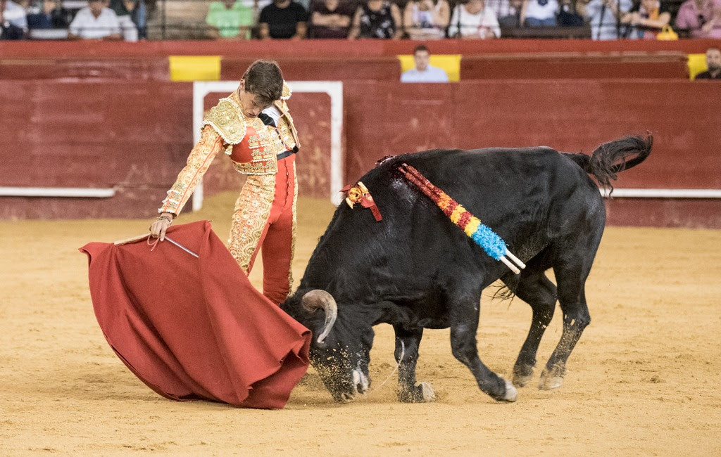 Javier Camps, de la Escuela de Valencia, corta la única oreja de la sin caballos en Valencia