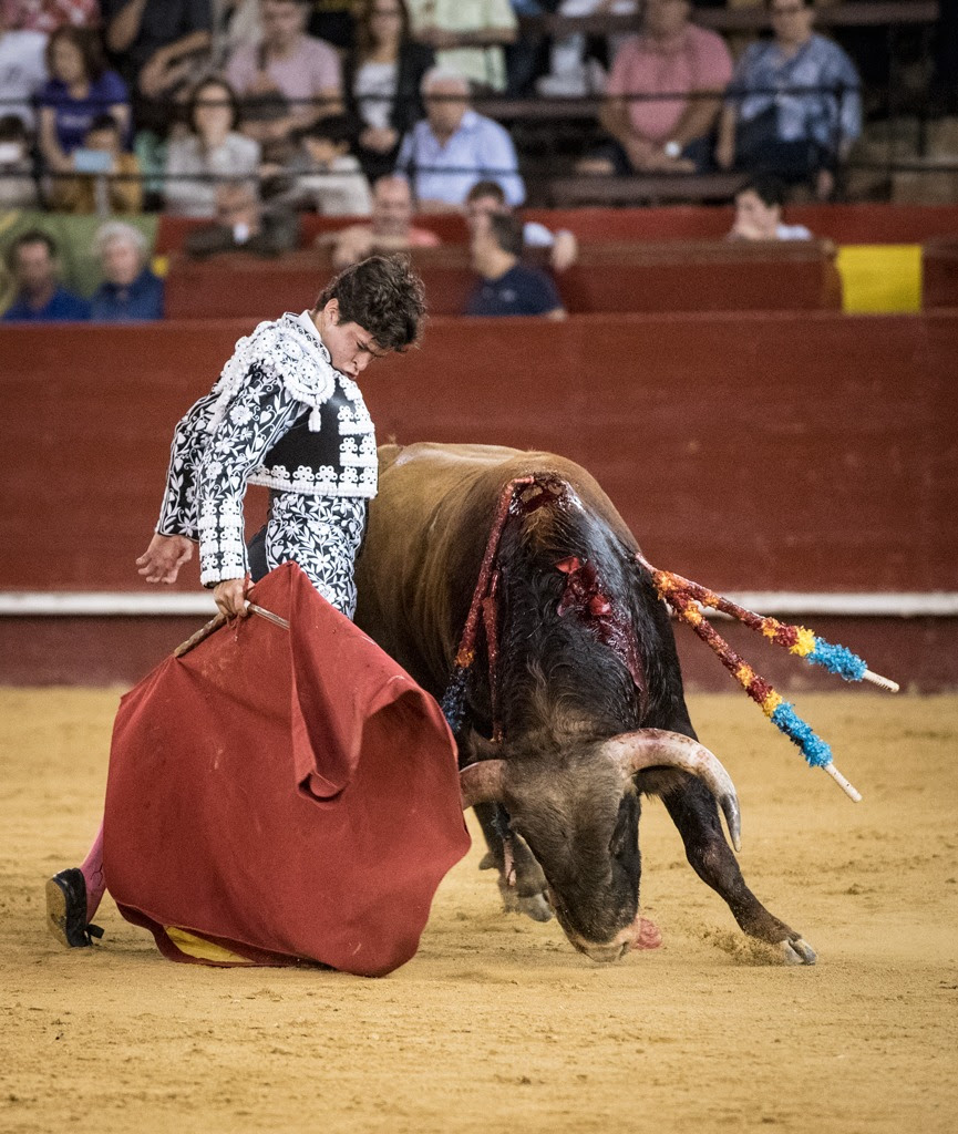 Javier Camps, de la Escuela de Valencia, corta la única oreja de la sin caballos en Valencia