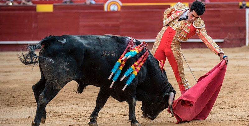 Javier Camps, de la Escuela de Valencia, corta la única oreja de la sin caballos en Valencia