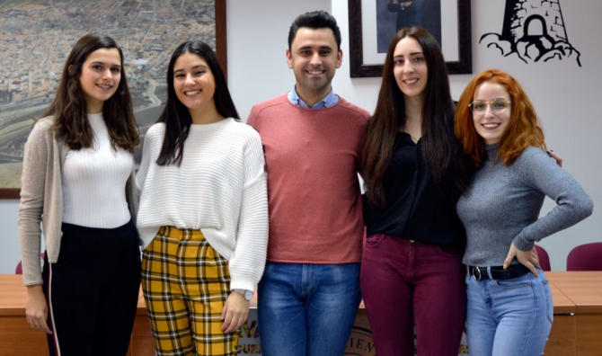 Candidatas a Reina del Carnaval junto al concejal de Festejos