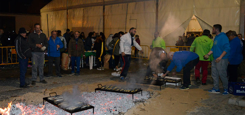 Mota del Cuervo da la bienvenida a la Cuaresma con 90 kilos de sardinas asadas
