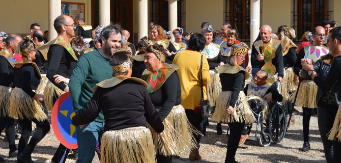 La Tribu africana de El Castellar contagia su alegría en el Carnaval de Mota