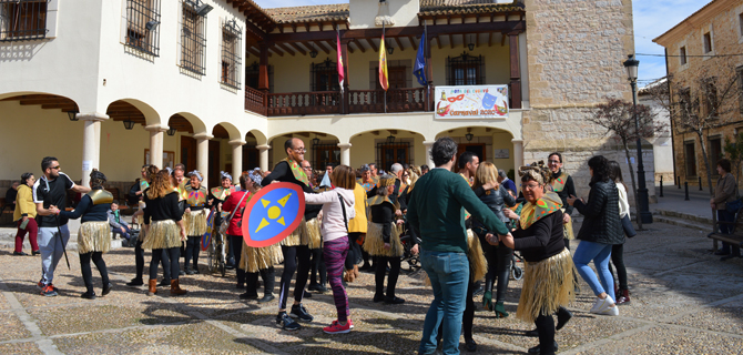 La Tribu africana de El Castellar contagia su alegría en el Carnaval de Mota