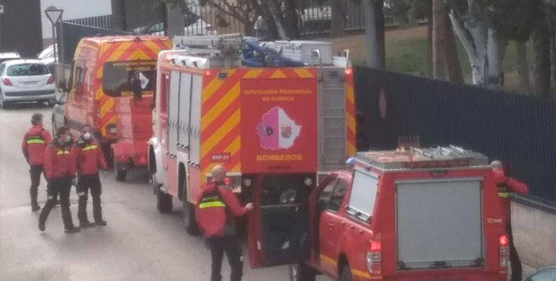 Los bomberos colaboran en la desinfección de la residencia de mayores 'Los Molinos' de Mota