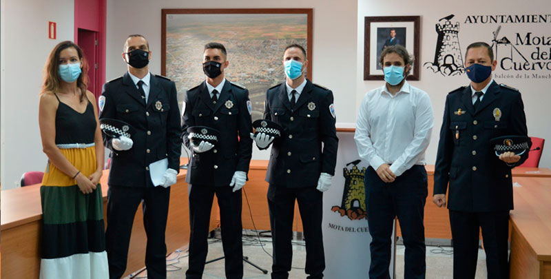 Los tres nuevos policías locales de Mota del Cuervo toman posesión de su cargo y reciben sus placas