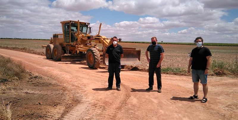 Continúa el arreglo de los caminos en Mota del Cuervo