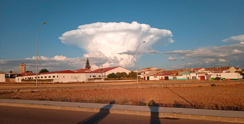 Cumulonimbo: la gran nube de una tormenta en Utiel que fue visible en pueblos de Cuenca a más de 100 kilómetros