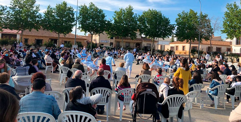 La Función de Ánimas de Mota recupera danzas, paloteos y batalla entre moros y cristianos