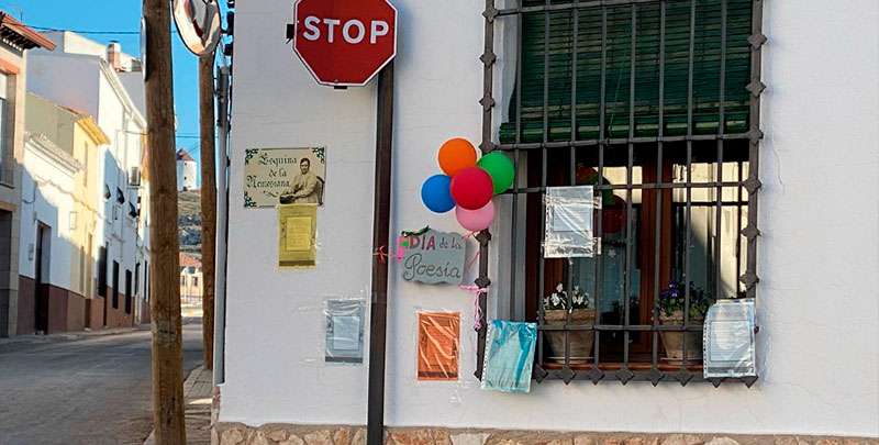 Las calles de Mota se han llenado de versos para celebrar el Día Mundial de la Poesía