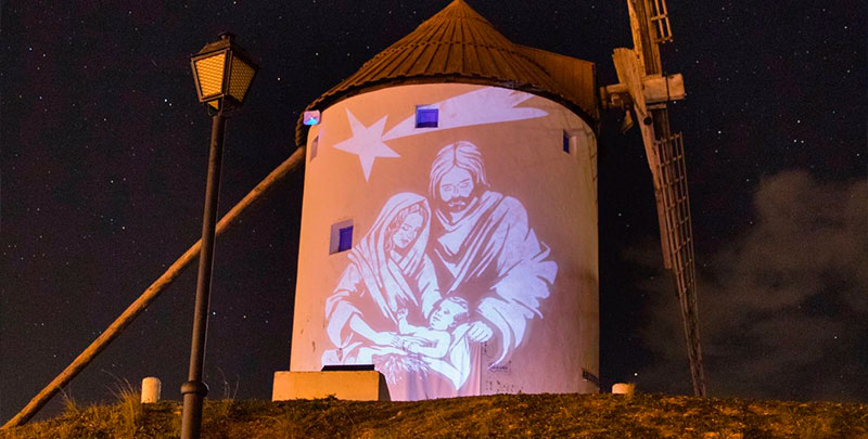 El molino Goethe ilumina por primera vez la Navidad de Mota del Cuervo