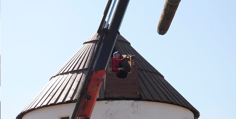 Finalizada la restauración de las aspas del molino 'Piqueras'
