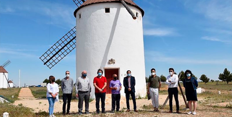 El carril peatonal a Manjavacas, entre los temas tratados en la visita al molino 'Piqueras'