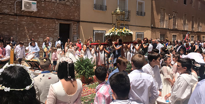 Multitudinaria celebración del Corpus Christi por las calles de Mota del Cuervo