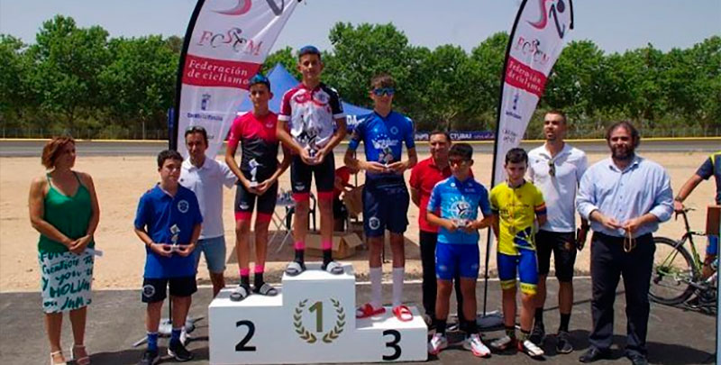 Los hermanos Herrada apoyan a las escuelas regionales de ciclismo en la inauguración de su velódromo en Mota