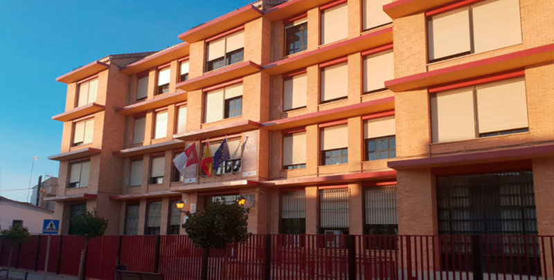El Consejo Escolar de Mota muestra su rechazo al cambio del alumnado de Los Hinojosos a Belmonte