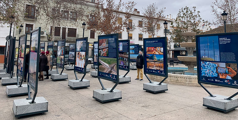 La Plaza Mayor de Mota ya muestra la exposición conmemorativa de los 40 años del Estatuto de Autonomía
