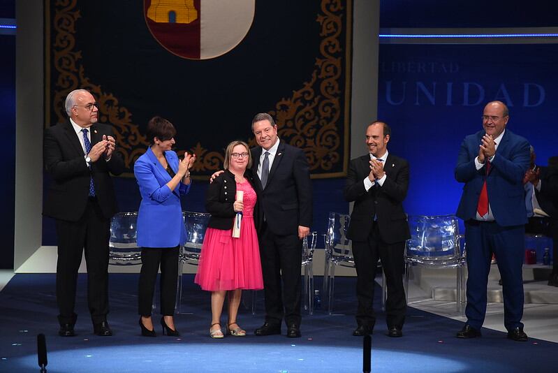 Silvia Lara recibiendo de manos del presidente de Castilla-La Mancha, Emiliano García-Page, el reconocimiento de hija predilecta el día de la región de 2023 / JCCM