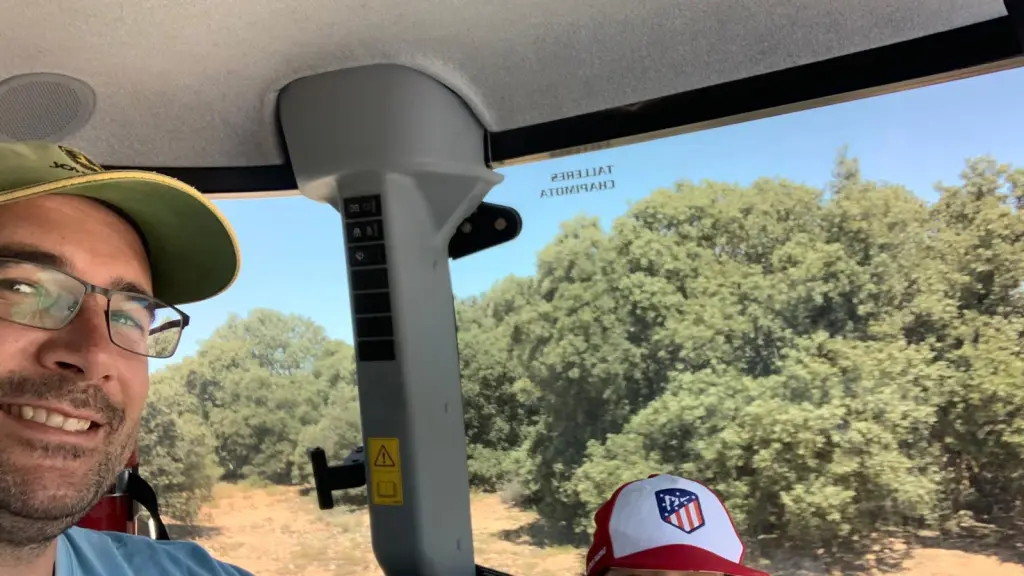 Jesús subido a un tractor