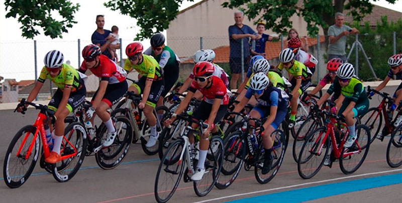 Las escuelas de ciclismo brillaron en el velódromo Hermanos Herrada de Mota del Cuervo