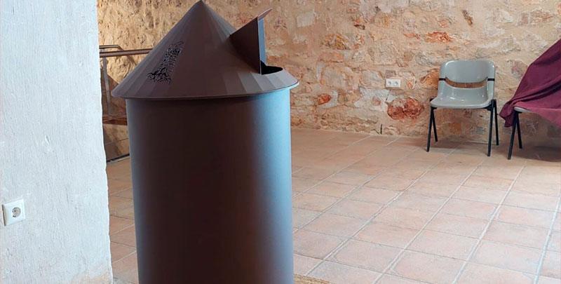 Las papeleras ‘ilustrantes’ llegan al entorno de los molinos de viento de Mota del Cuervo