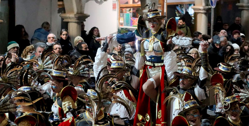 El desfile de Carnaval de Mota del Cuervo brilla pese al retraso por el viento