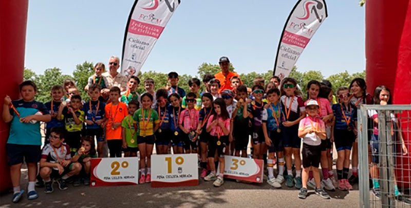 Éxito de la gran apuesta por la pista que la Peña Ciclista Herrada materializa en su trofeo para escuelas